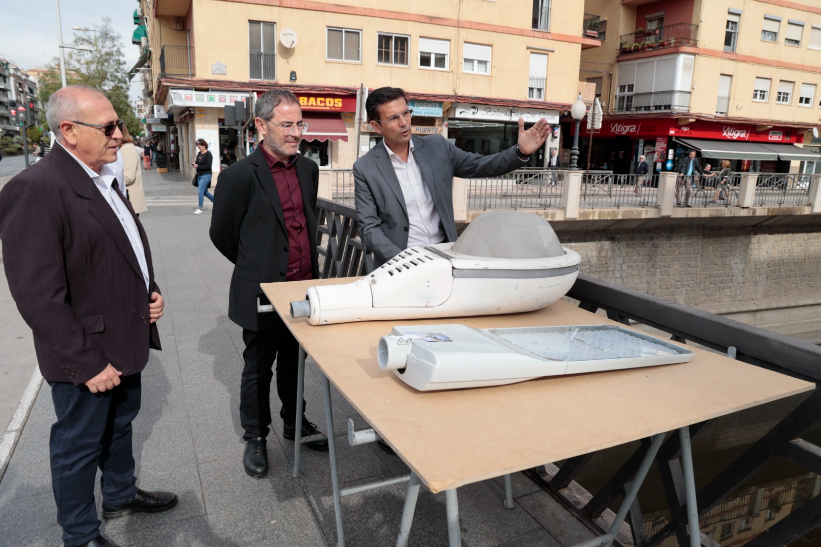 ©Ayto.Granada: EL AYUNTAMIENTO INVIERTE CASI 1.5 MILLN DE EUROS EN LA INSTALACIN DE LUMINARIAS “MS EFICIENTES, ECONMICAS Y SOSTENIBLES” EN 2.002 FAROLAS DE 149 CALLES DE LOS BARRIOS DEL ZAIDN, FGARES Y SAN ANTN